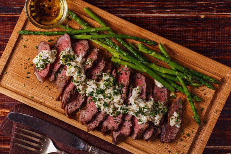 Bife com molho de queijo
