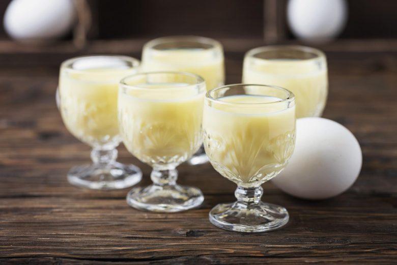 Licor caseiro de ovos com leite e amêndoas