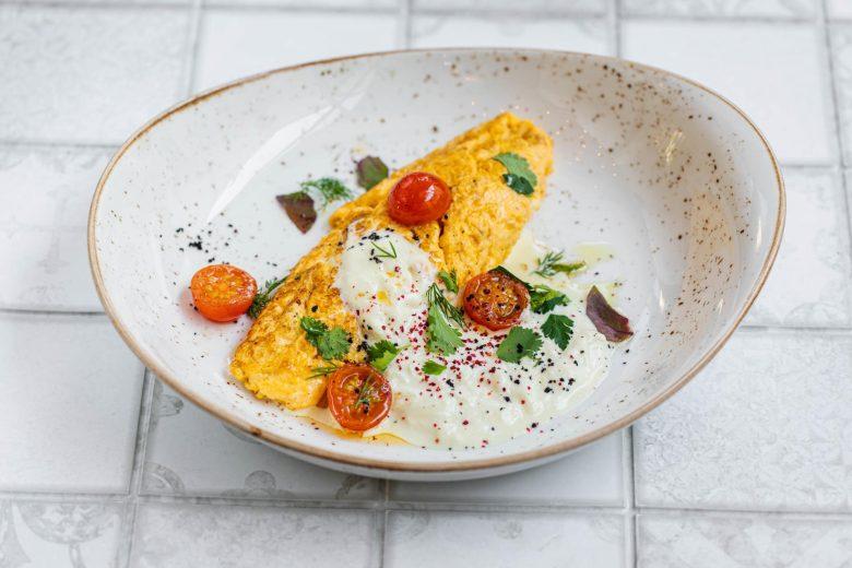 Omelete de carne com tomate