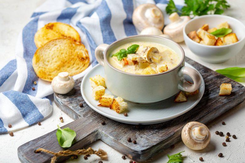 Sopa agridoce com cogumelos