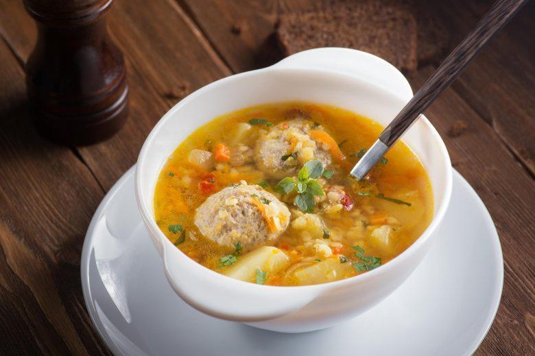 Sopa com almôndegas