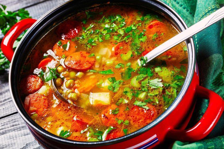 Sopa de ervilha com calabresa