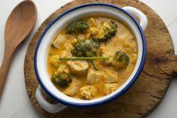 Frango ao curry com brócolis