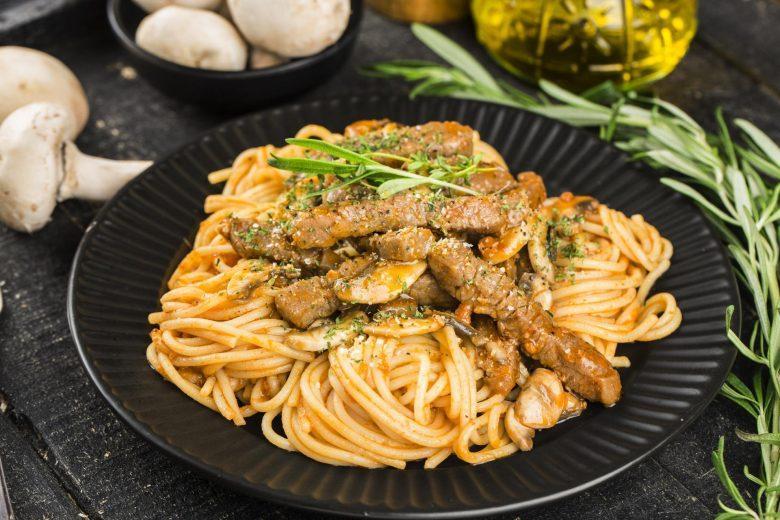 Macarrão com filé mignon