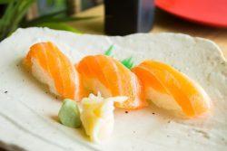 Sushi nigiri de salmão