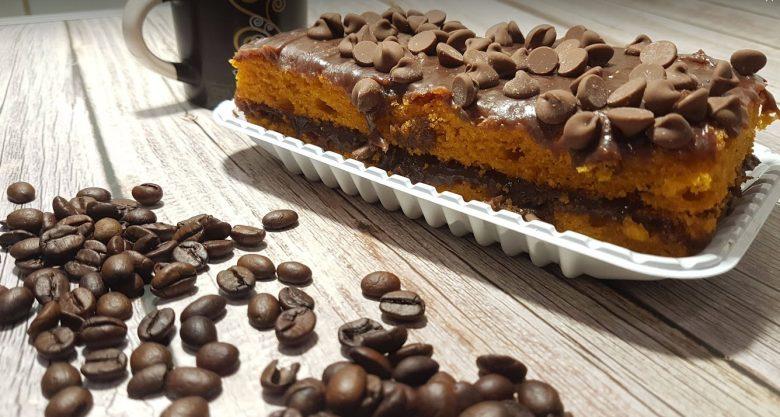 Bolo de cenoura com cobertura de gotas de chocolate