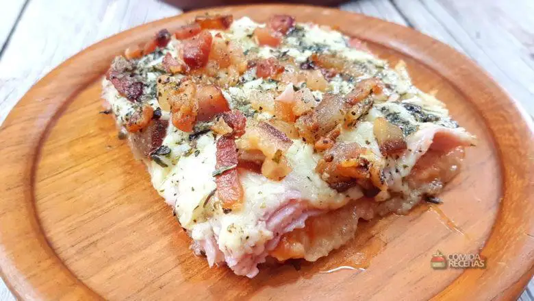 Pizza de pão de forma com bacon