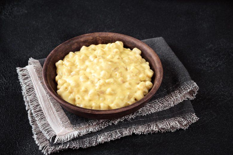 Macarrão com ovos e queijo