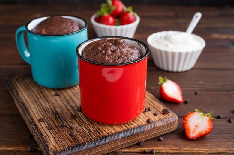 Bolo de chocolate de caneca com morango