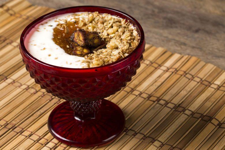 Taça com iogurte, granola e frutas secas