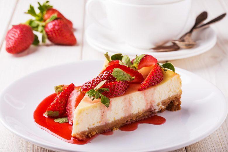 Cheesecake de limão siciliano com molho de morango