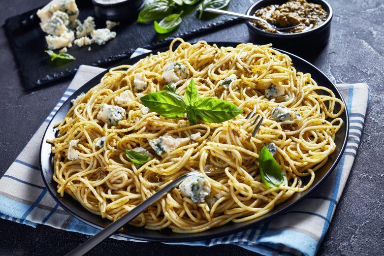 Espaguete com gorgonzola e espinafre