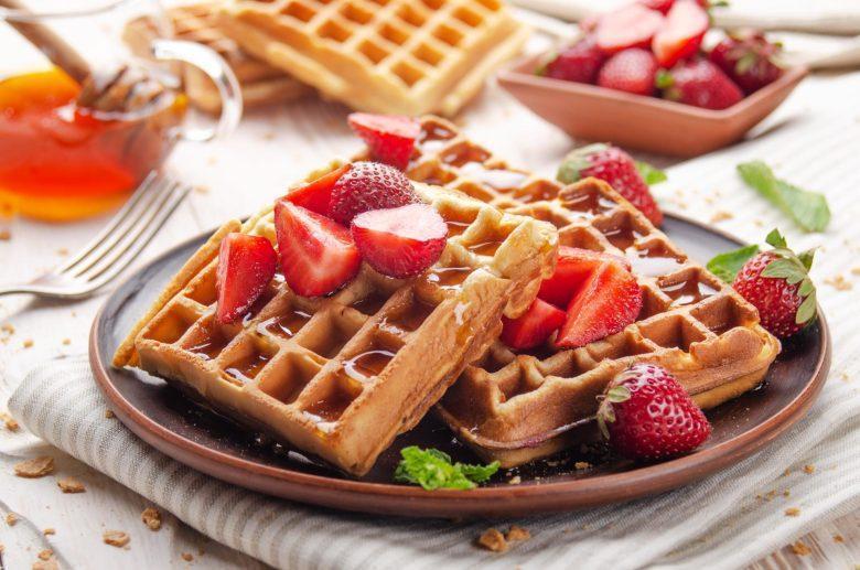 Waffle light com calda de morango
