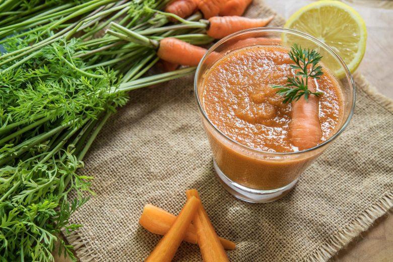 Suco de cenoura, limão e óleo de linhaça