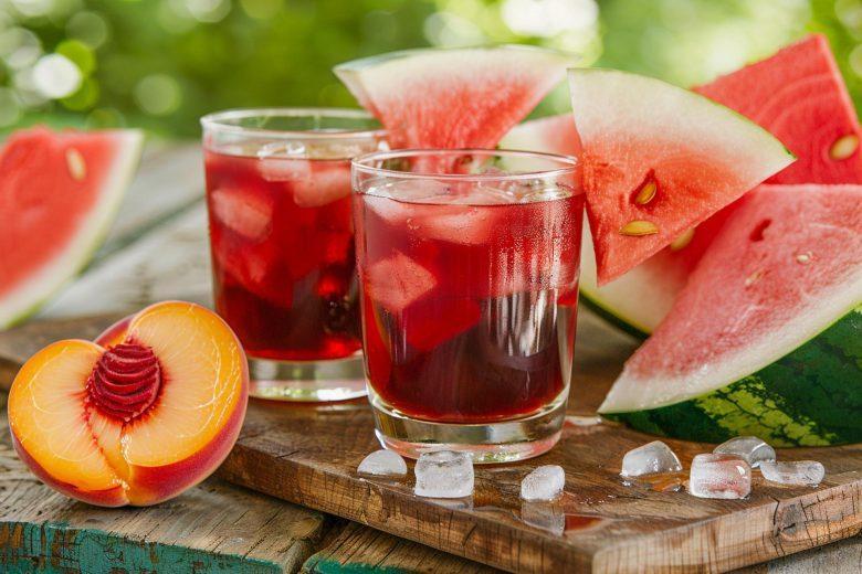 Suco de melancia, pêssego e romã