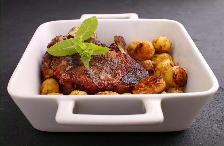 Carne assada com batata e cebola