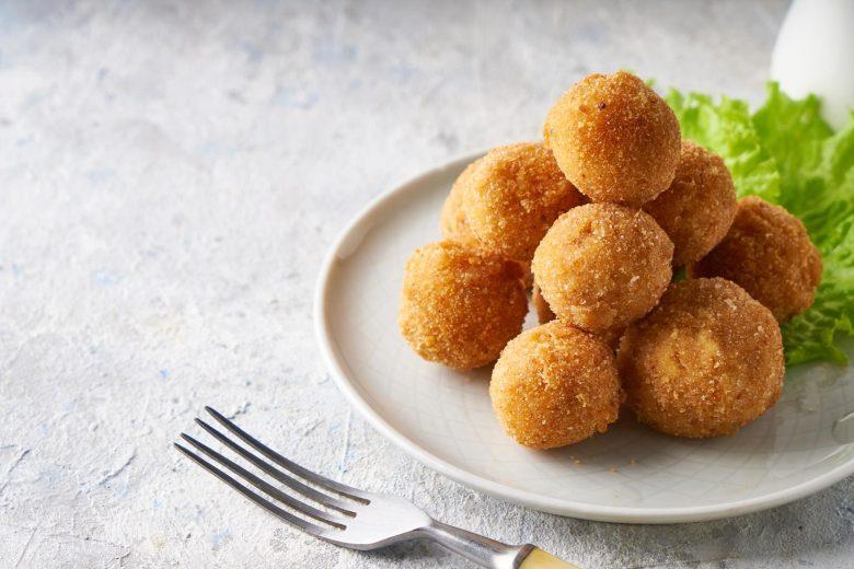 Bolinha recheada com bacalhau