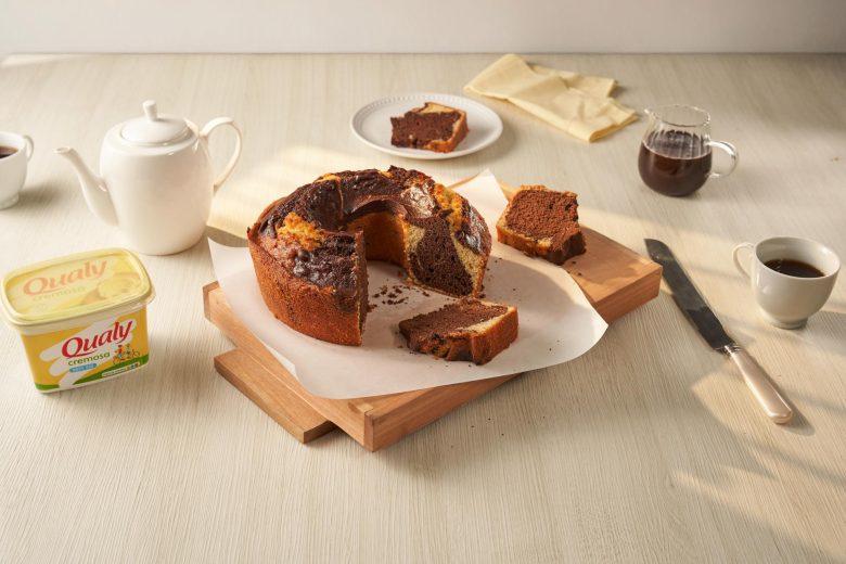 Bolo mármore com calda de chocolate