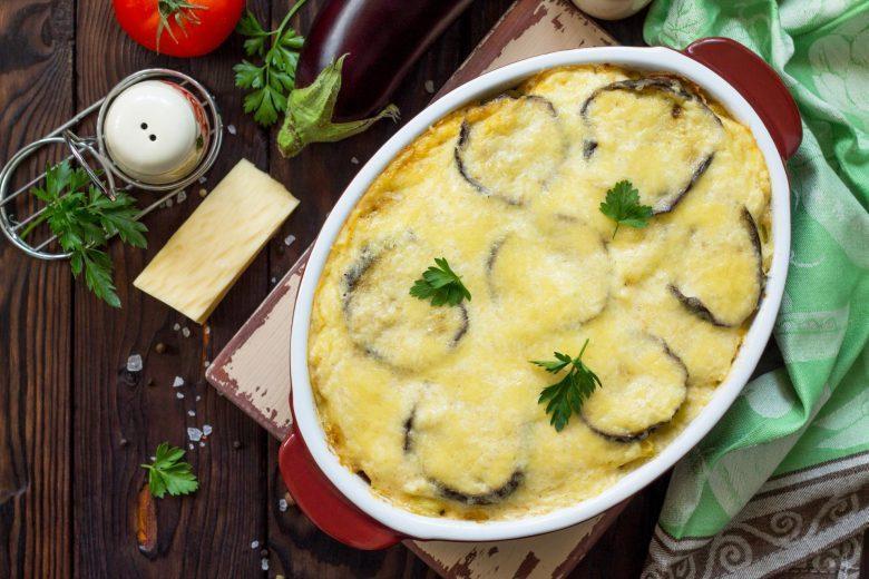Berinjela gratinada com queijo branco