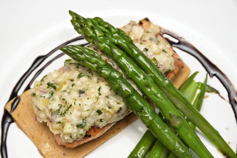 Salmão gratinado aos queijos