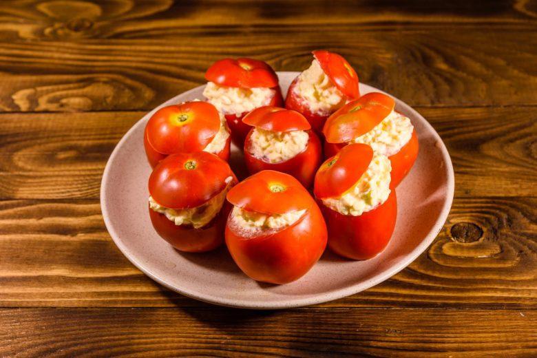 Tomate recheado com cream cheese