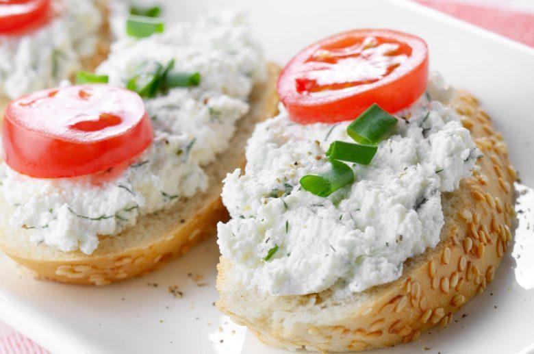 Bruschetta de ricota, limão siciliano e cebolinha