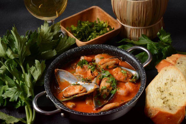 Bouillabaisse com pão italiano