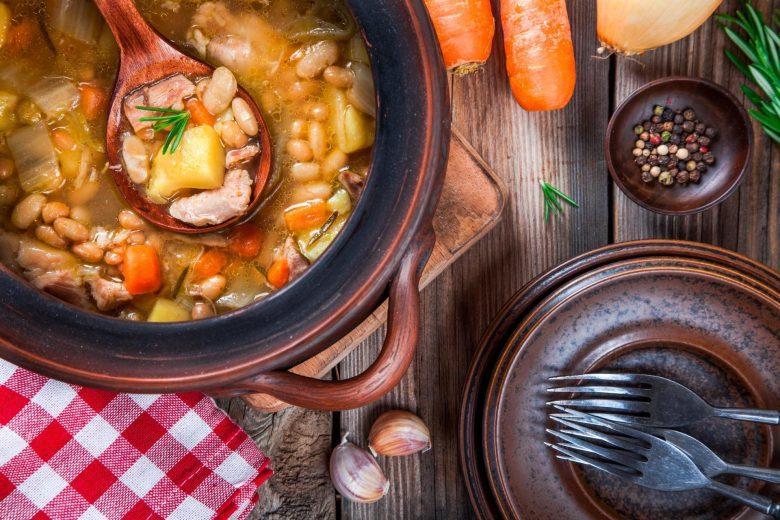 Sopa de feijão branco com costela