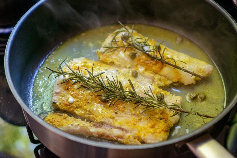 Peixe grelhado com alcaparras