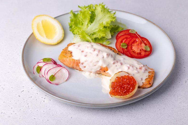 Salmão ao molho de iogurte