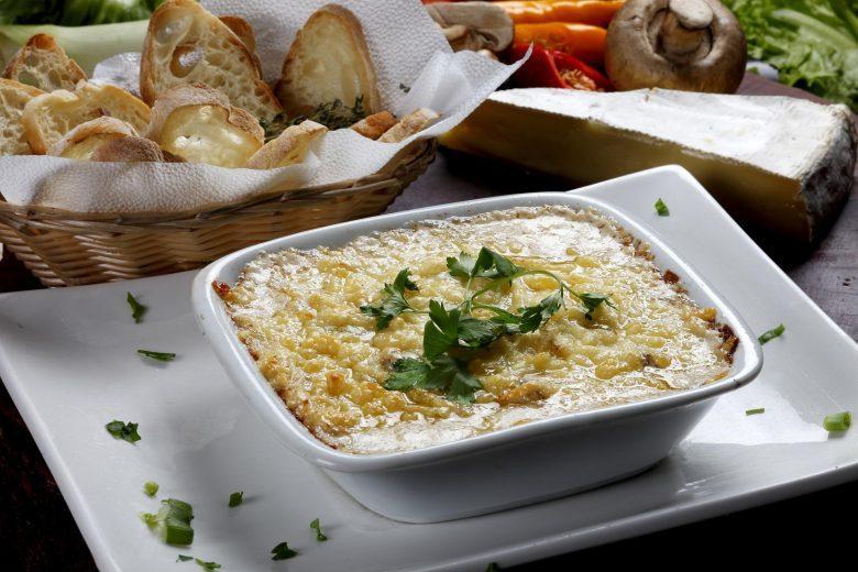 Lasanha de carne moída com dois molhos
