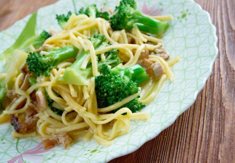 Espaguete com brócolis