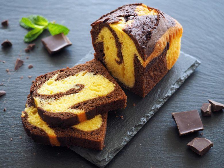 Bolo mármore de chocolate e banana