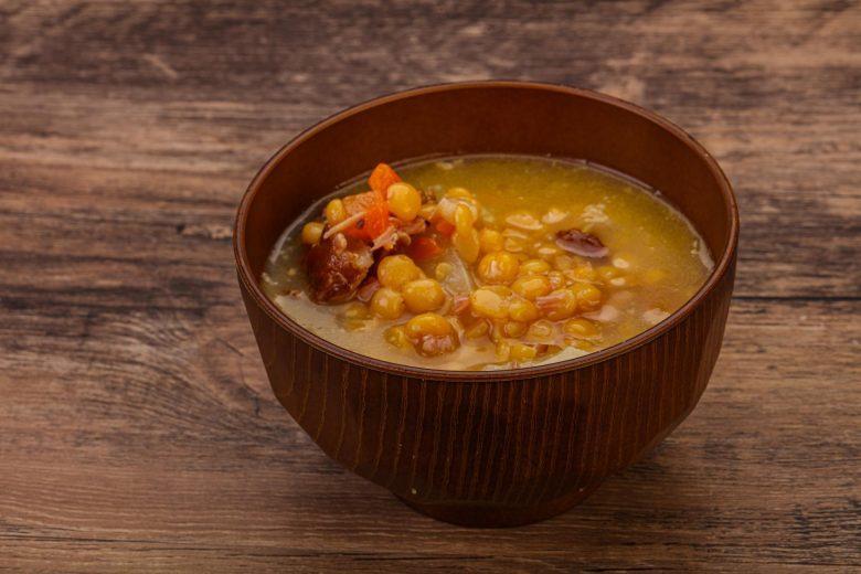 Sopa de abóbora com grão de bico e costela