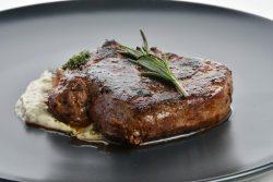 Bife grelhado ao molho de queijo