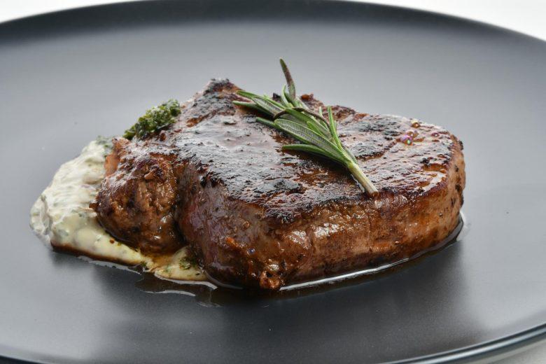 Bife grelhado ao molho de queijo