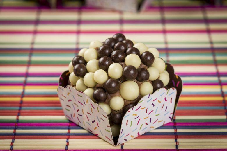 Brigadeiro com confeitos de bolinha