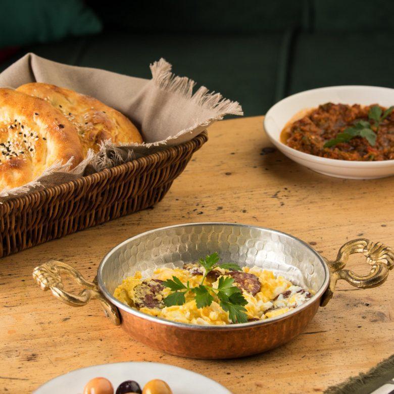 Ovos mexidos com calabresa