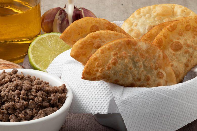 Pastelzinho de carne com queijo