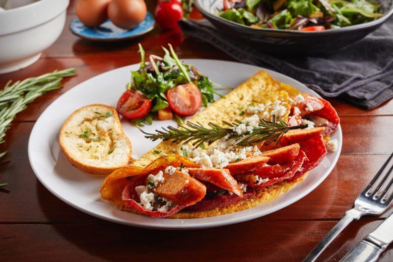 Omelete com recheio de salsicha