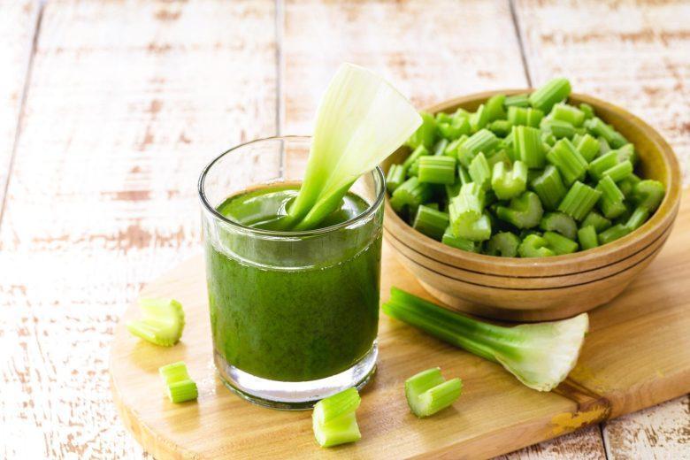 Suco de brócolis, alho, cenoura, aipo e pimentão