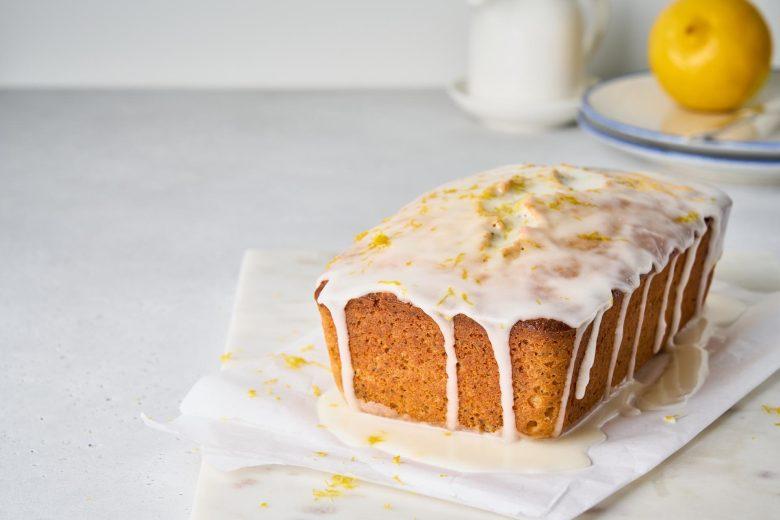 Bolo de nozes com glacê de limão