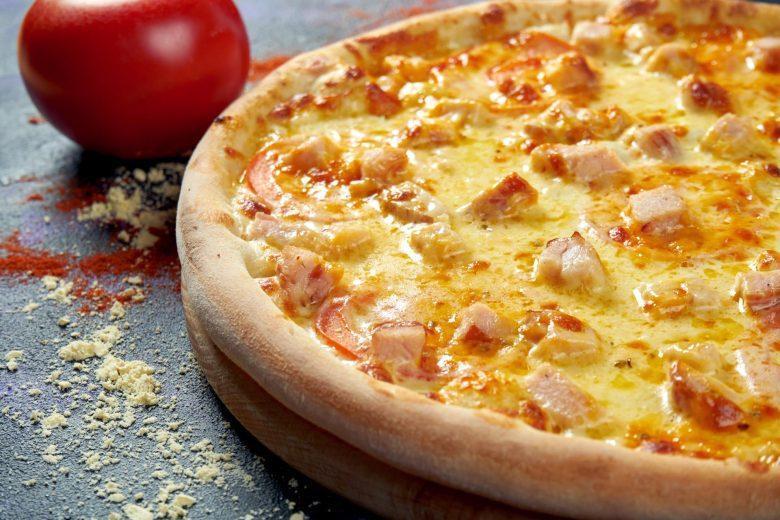 Pizza de mussarela com bacon