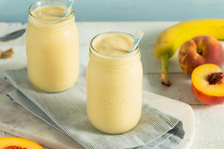 Vitamina de pêssego, laranja e banana