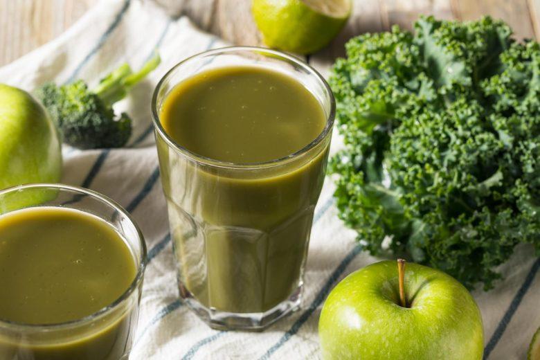 Suco de cenoura, brócolis, maçã e salsinha