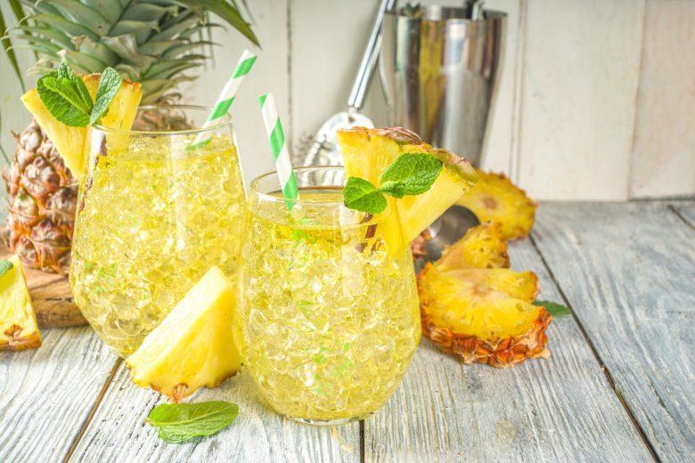 Suco de casca de abacaxi, hortelã e limão