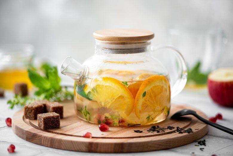 Suco de abacaxi, chá de erva-cidreira e laranja