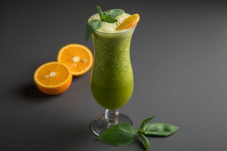 Suco de laranja, espinafre, amêndoas, limão, iogurte e mel