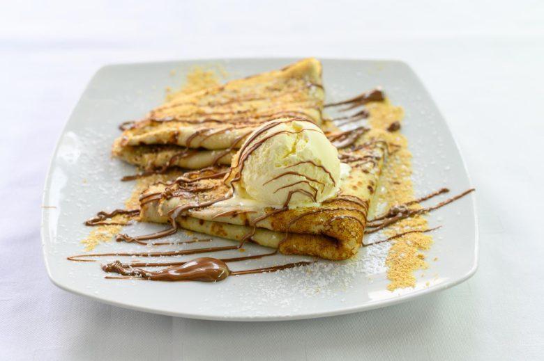 Crepe com sorvete e calda de chocolate quente