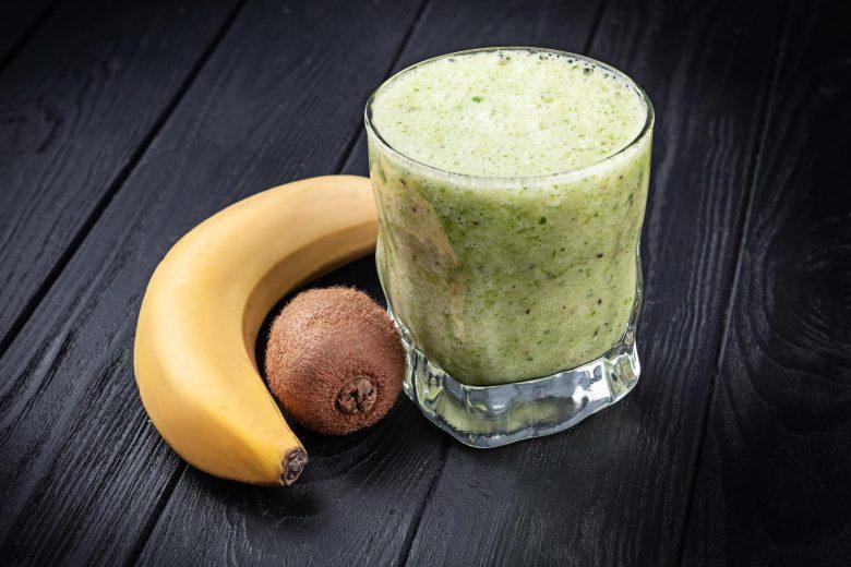 Suco de kiwi, banana, maçã verde e uva verde